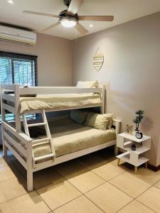 Postel nebo postele na pokoji v ubytování Lethabong Lodge