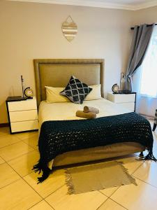 Postel nebo postele na pokoji v ubytování Lethabong Lodge + 18 fotografií