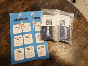Una mesa con dos paquetes de entrenamiento de meditación y una caja de comida. en Harmony House Homestay, en Sedona