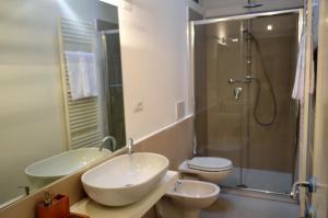 Un baño con lavabo, inodoro y ducha. en Apartment Perugia, en Perugia 20 fotos más