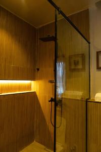 una ducha con puerta de cristal en un baño en The Libreville Boutique Hotel, en Abuja 39 fotos más