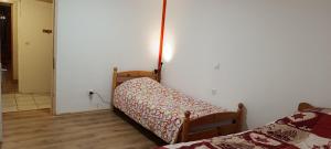 een kamer met een stoel en een bed erin bij Appartement Barcelonnette Ubaye, Provence in Enchastrayes