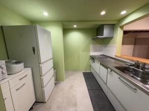 Kuchyň nebo kuchyňský kout v ubytování 3名様まで宿泊可 1棟貸し加持ノ宿 離れ + 11 fotografií