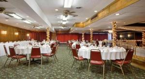 Ramada by Wyndham Pittsburgh/New Stanton في نيو ستانتون: قاعة احتفالات بالطاولات البيضاء والكراسي الحمراء