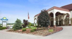 Ramada by Wyndham Pittsburgh/New Stanton في نيو ستانتون: مبنى أمامه علم أمريكي