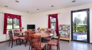 Μια τηλεόραση ή/και κέντρο ψυχαγωγίας στο Baymont by Wyndham Acworth