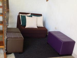 A seating area at Gallito de las Rocas Guest House