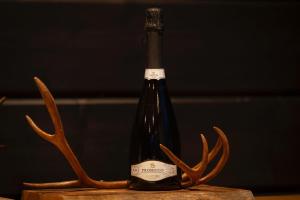 Una botella de vino con astas sobre una mesa en Raitola Reindeer and Husky Farm- Panorama Lodges, en Rovaniemi