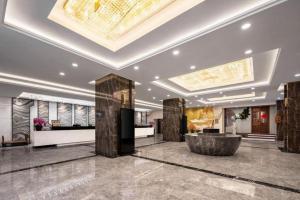 a lobby with a large tub in the middle of a room at Shaanxi Business Hotel in Shanghai