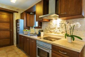 Η κουζίνα ή μικρή κουζίνα στο Exensian Villas & Suites 