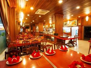 Un restaurant sau alt loc unde se poate mânca la Asia Hotel +129 fotografii