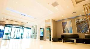 a large living room with a couch and a table at City Comfort Inn Wuhan Badajia Heping Park Metro Station in Wuhan