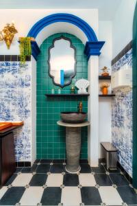 Nha Trang Prince Hotel في نها ترانغ: حمام مع حوض وبلاط أخضر