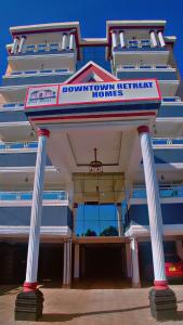 ein Gebäude mit einem Schild, das auf einen Sender hinweist, der Wohnungen mit einem Nachschubsender beherbergt in der Unterkunft Downtown Retreat Homes in Kisii