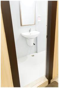 Un baño de Hotel Ganga Premium Palace Near Shri Syta Narayani Maraj Temple - Lift # Room Service and Parking facilities - Fully Air conditioning Luxuary Room - Top Rated Hotel In Mathura