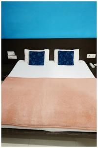 Una cama o camas en una habitación de Hotel Ganga Premium Palace Near Shri Syta Narayani Maraj Temple - Lift # Room Service and Parking facilities - Fully Air conditioning Luxuary Room - Top Rated Hotel In Mathura