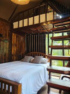 En eller flere senge i et værelse på Cheewatra Farmstay Coconut House