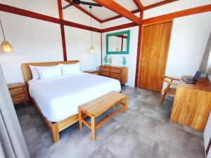 Ένα ή περισσότερα κρεβάτια σε δωμάτιο στο Villa Pantai Surga +15 φωτογραφίες