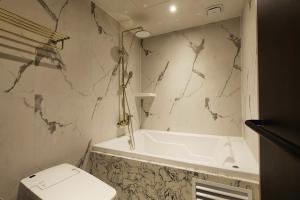 Koupelna v ubytování Gunsan Mari Gyeongjang branch + 100 fotografií