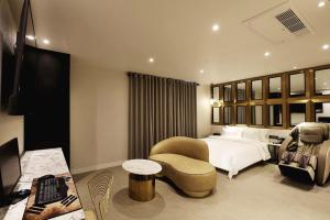 TV a/nebo společenská místnost v ubytování Gunsan Mari Gyeongjang branch