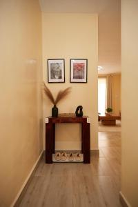 Lake View House- Shawmut Nakuru في ناكورو: غرفة معيشة مع طاولة مع نبات الفخار