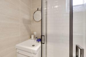 Et badeværelse på Parisian cocoon for 2 in Batignolles - 17th ard + 4 billeder