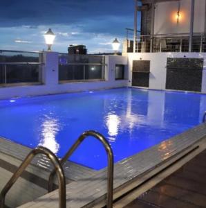 Lake View House- Shawmut Nakuru في ناكورو: مسبح كبير به ماء ازرق على مبنى