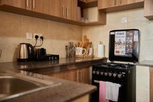 uma cozinha com um fogão com um tablet em cima em Lake View House- Shawmut Nakuru em Nakuru