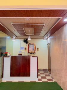 ein großer Raum mit einem Podium und einem Schachbrettboden in der Unterkunft Studio 303 Urban Luxe Micro in Deoghar