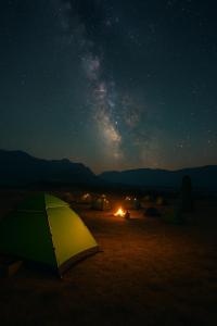 Trail4WD Adventure Camp Malshej Hills في مالشيج جات: مجموعة من الخيام في الصحراء في الليل +8 صور