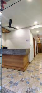 een lobby met een wachtkamer met een plafond bij Meghdoot Inn in Pachmarhī +2 foto's