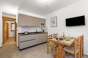 Η κουζίνα ή μικρή κουζίνα στο Rochebrune Apartments