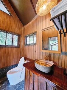 Et badeværelse på Cheewatra Farmstay Coconut House