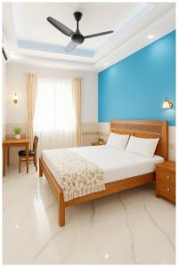 um quarto com uma cama e um ventilador de teto em Ayodhya The Kanha- Shiva Homestay Near Parking and Free Wifi Facility - Fully Air conditioning Comfortable Room - Best Budget Homestay IN Ayodhya em Ayodhya