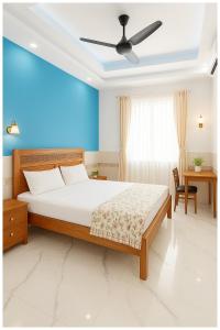 um quarto com uma cama e um ventilador de teto em Ayodhya The Kanha- Shiva Homestay Near Parking and Free Wifi Facility - Fully Air conditioning Comfortable Room - Best Budget Homestay IN Ayodhya em Ayodhya