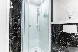 een badkamer met een douche van zwart marmer bij 3 Stylish Studios at a Great Location in Gent in Gent