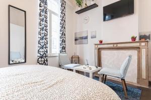 ヘントにある3 Stylish Studios at a Great Location in Gentのベッドルーム1室(ベッド1台、椅子2脚、暖炉付)
