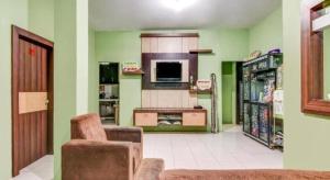 Η κουζίνα ή μικρή κουζίνα στο Hotel O Nayla Homestay Syariah Near Koro Koro Panam, Karaoke, Pool, & Cafe