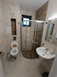 Ένα μπάνιο στο Апартамент 10 улица Македония 33