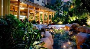 Hangzhou The First World Hotel في Xiaoshan: مبنى به تجمع مياه مع اضواء