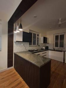 コルバにあるAdi's Villaの大きな島の真ん中にあるキッチン