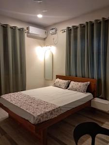 Un pat sau paturi într-o cameră la Adi's Villa +37 fotografii