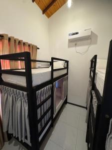 Ένα ή περισσότερα κρεβάτια σε δωμάτιο στο Nomad's Peak Hiriketiya