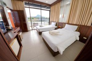 สวนนงนุช เลคไซด์วิลล่า في Ban Nong Chap Tao: غرفة فندقية بسريرين ونافذة كبيرة