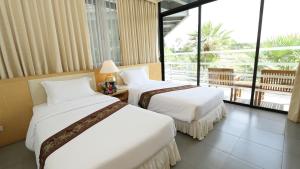 สวนนงนุช เลคไซด์วิลล่า في Ban Nong Chap Tao: غرفة فندقية بسريرين وشرفة