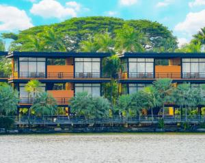 สวนนงนุช เลคไซด์วิลล่า في Ban Nong Chap Tao: منزل على شاطيء تجمع المياه