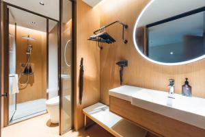 Ένα μπάνιο στο JI Hotel Shenzhen Bao'an International Airport Huaide +17 φωτογραφίες