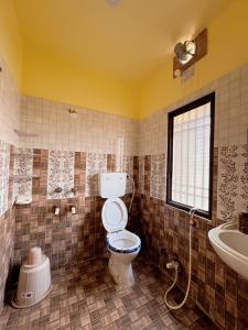 ein Badezimmer mit Toilette, Waschbecken und Badewanne in der Unterkunft Studio 303 Urban Luxe Micro in Deoghar