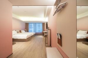 Giường trong phòng chung tại Hanting Hotel Shenzhen Shiyan Bus Station