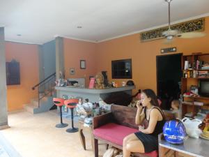 Area lounge atau bar di Meriki Apartment